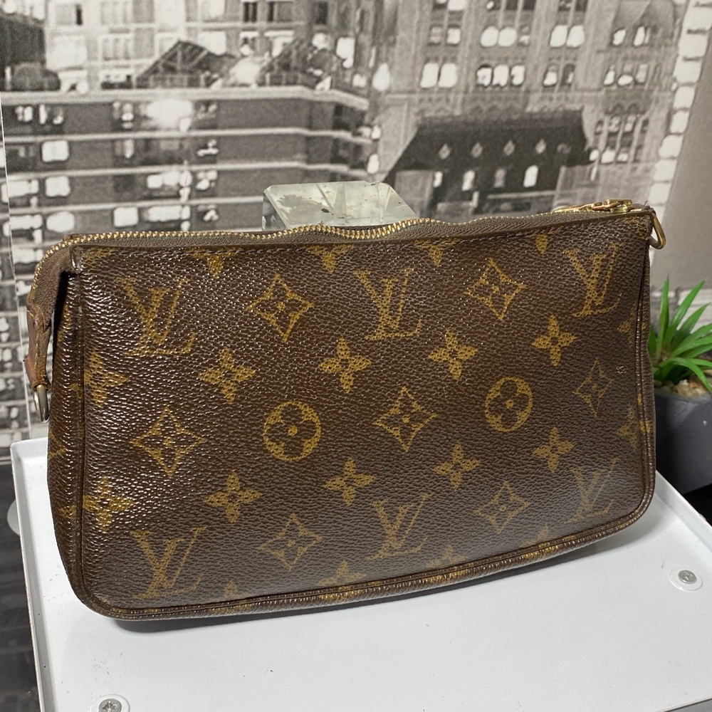 Authentic Louis Vuitton Pochette Monogram Accessories Bag - Picture 8 of 17